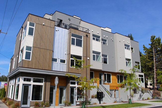 Building Photo - CROWN HILL TOWNHOME W HIGH END FINISHES & ...