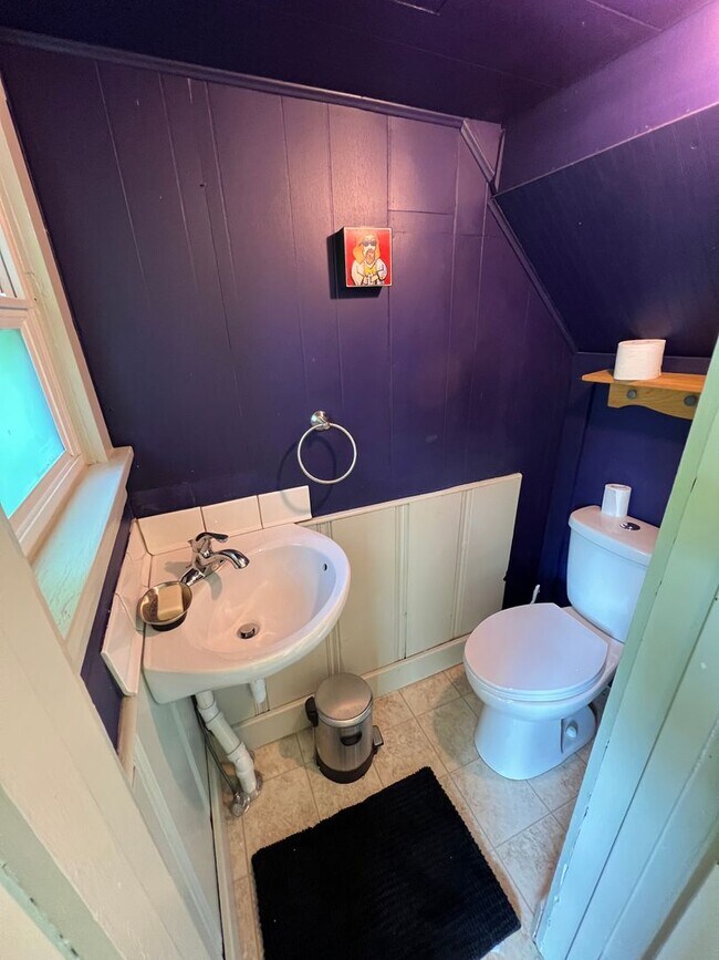 Building Photo - Lovely Furnished Home Available September ...