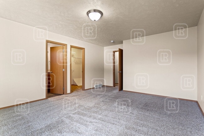 Building Photo - 1526 N Coach Dr