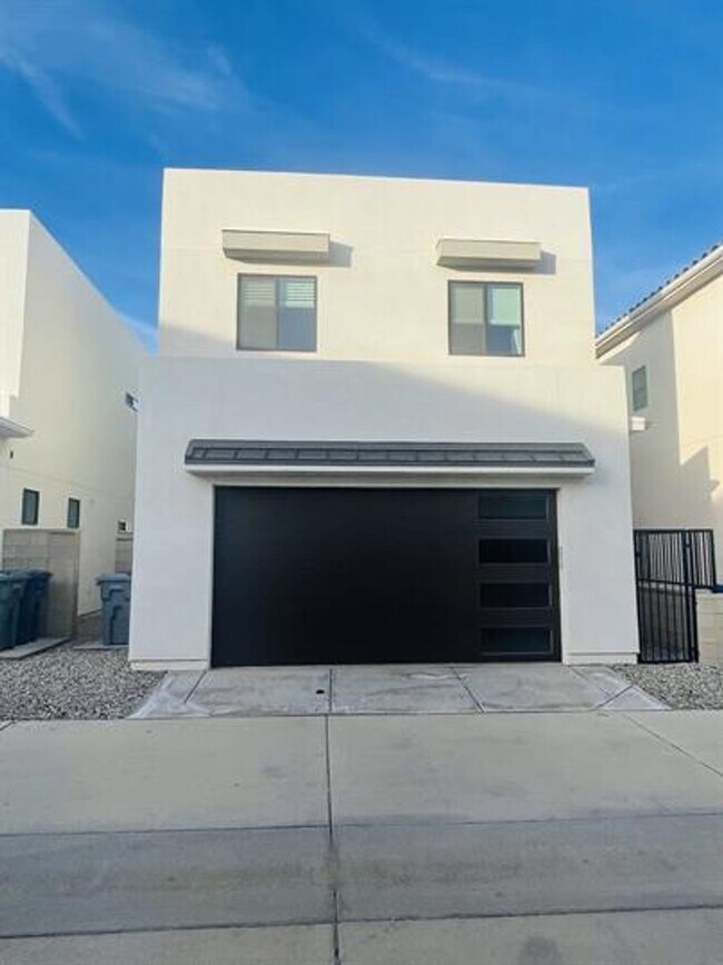 Building Photo - Desert Color Townhome!