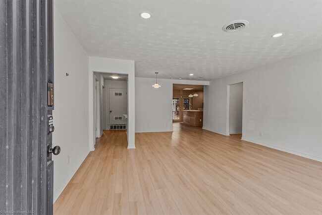 Building Photo - 1351 Dell Oak Dr