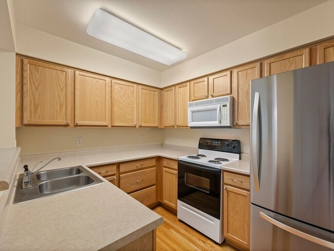 Building Photo - Beautiful 2 Bed 2.5 Bath Townhouse in SE F...