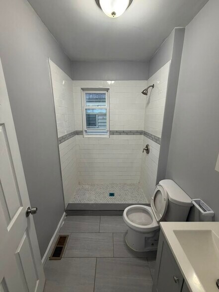 Building Photo - 17 Poe Ave