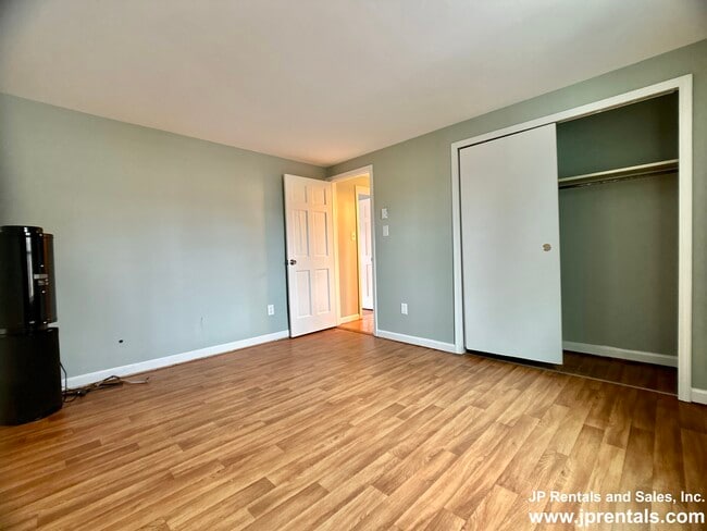 Building Photo - 638 Canterbury St