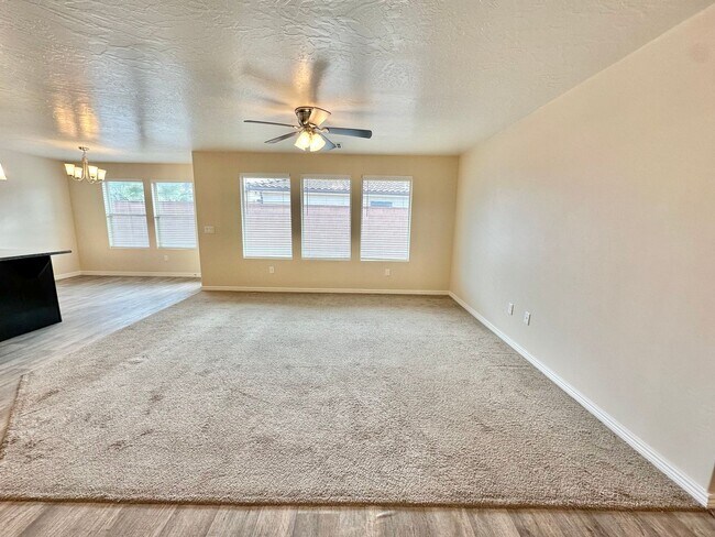 Building Photo - Desert Canyon Home!