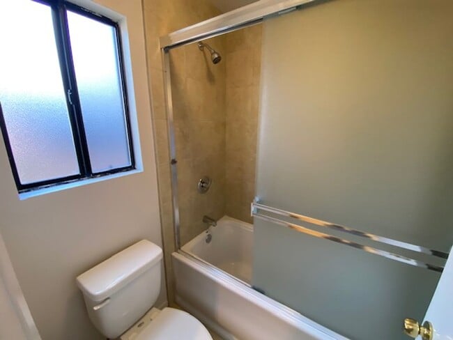 Building Photo - 739 W Franklin St