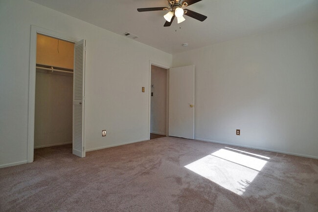 Building Photo - charming 3 bedroom 1.5 bathroom House in U...
