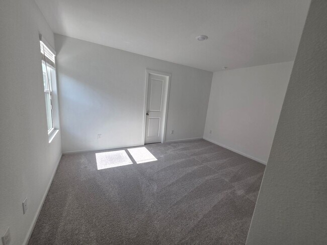 Building Photo - New Build Perfection: 3 Bedroom, 2.5 Bath ...