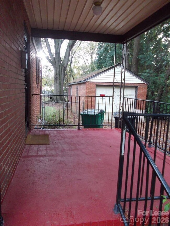 Building Photo - 2746 Dogwood Ave