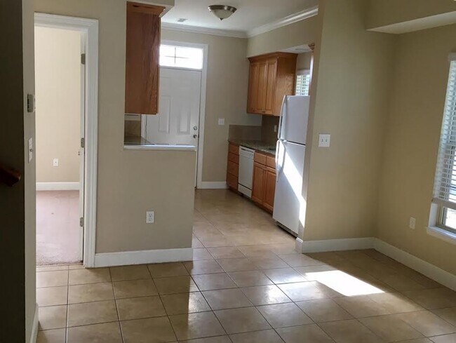 Building Photo - Wonderful 3 bed 3.5 bath near Clinton Lake!