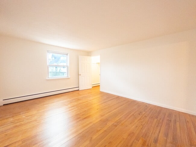 Living Room | Madison Ave Apts - Madison Ave Apartments
