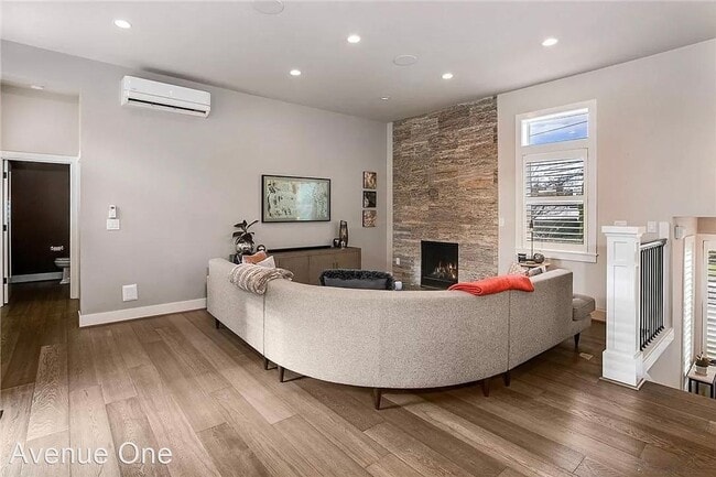 Building Photo - 3 br, 2.5 bath House - 957 W McGraw St #2