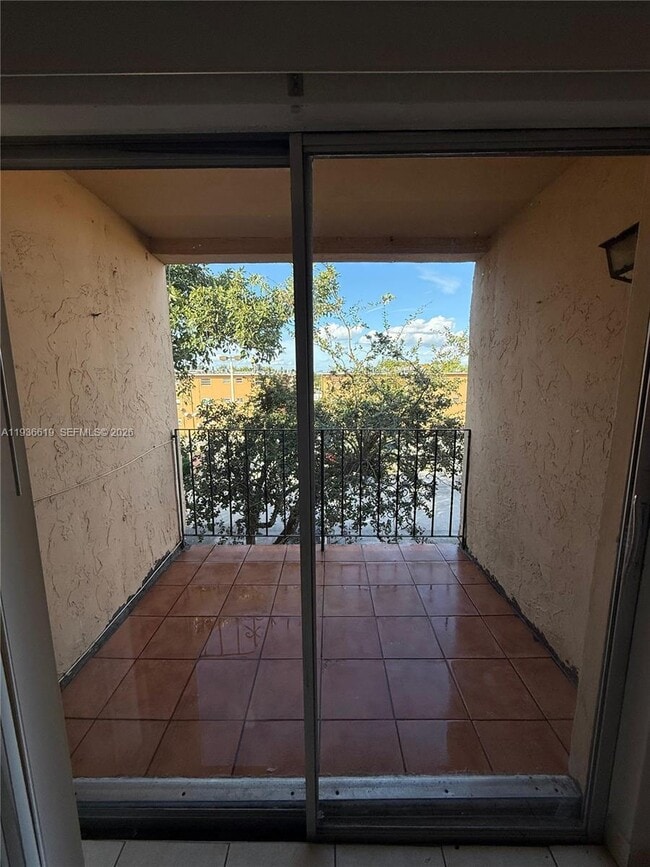 Building Photo - 1305 W 53rd St