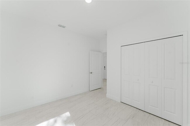 Building Photo - 627 W Glenhaven Dr