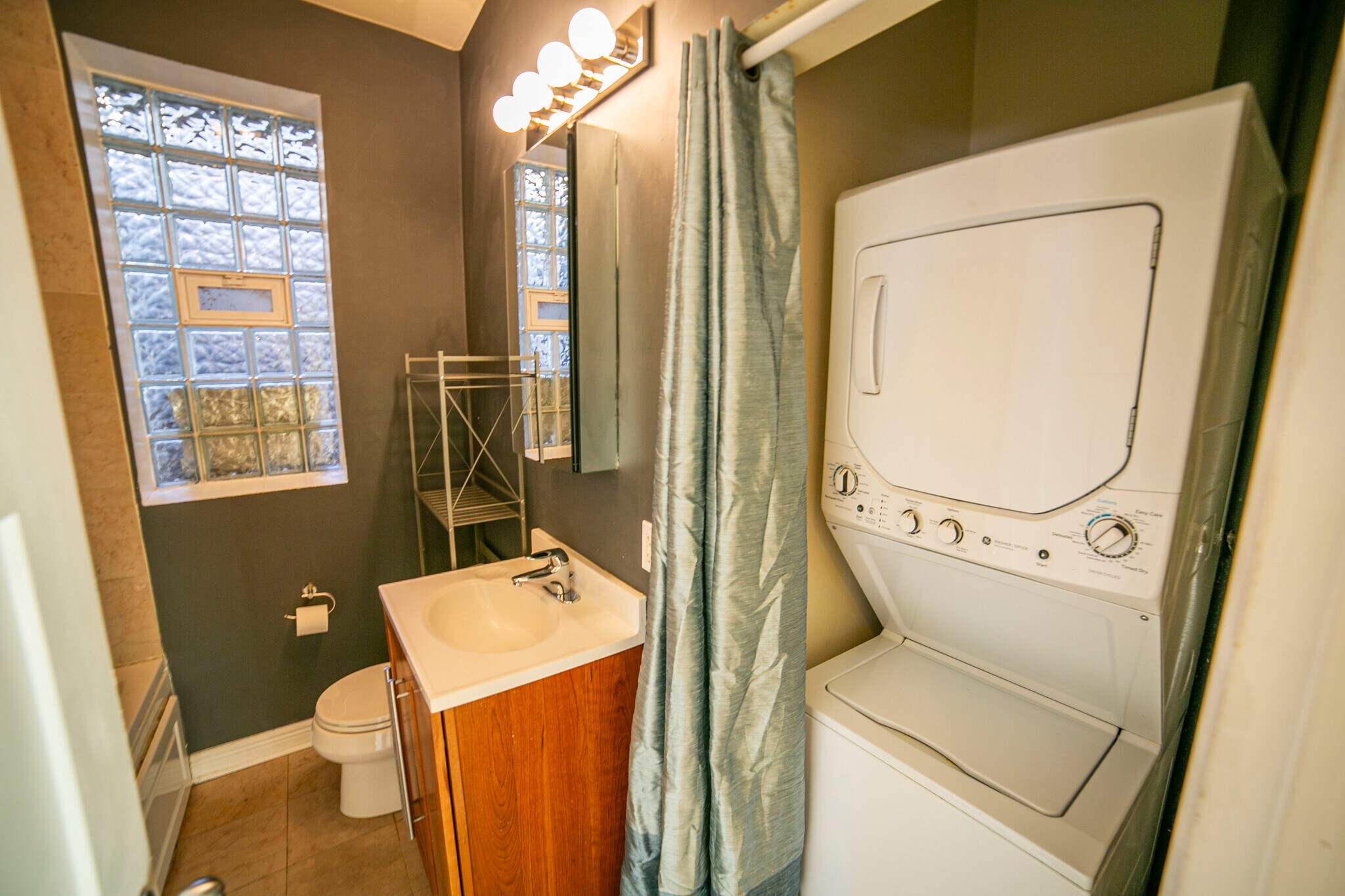 Building Photo - 2707 W Altgeld St