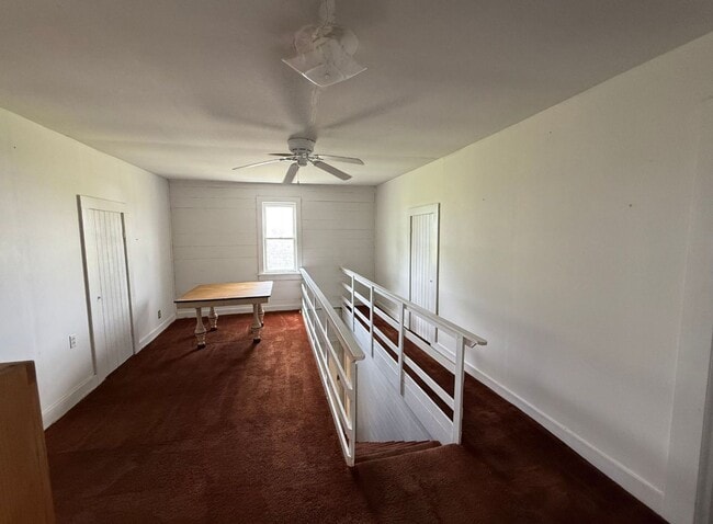 Building Photo - Charming Country Farmhouse in Elberta!