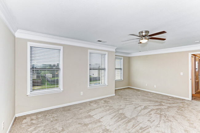 Building Photo - Large Updated 3 Bed / 2.5 Bath Home