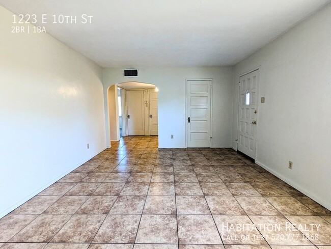 Building Photo - Pre-Lease!! Spacious 2 bed/1 bath Universi...