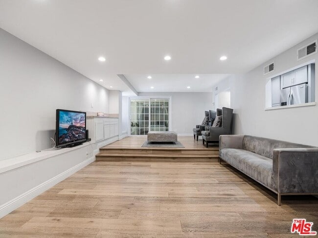 Building Photo - 441 N Oakhurst Dr