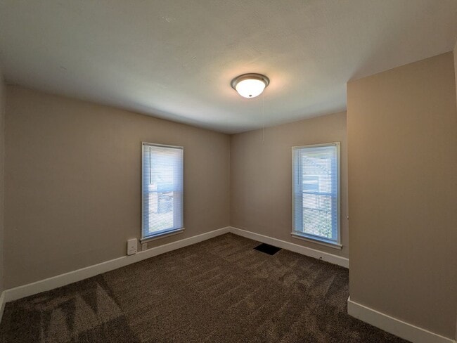Building Photo - 3 Bedroom Home with detached garage and partially fenced yard, pet friendly!