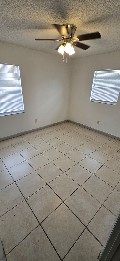 Building Photo - SPACIOUS 2 BEDROOM 1 BATH DUPLEX LOCATED I...