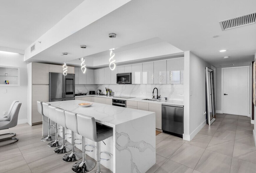 Building Photo - 2600 E Hallandale Beach Blvd