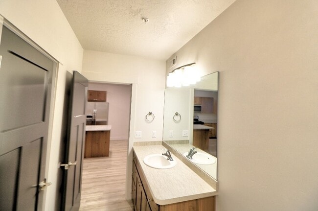 Building Photo - 2 Bedroom 1 Bathroom Apartment