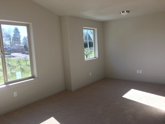Building Photo - Beautiful Newer Built Home Central location!