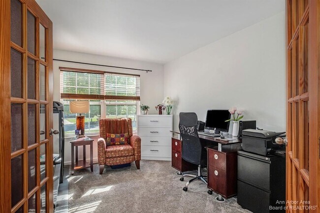 Building Photo - 4267 Knollcrest Dr
