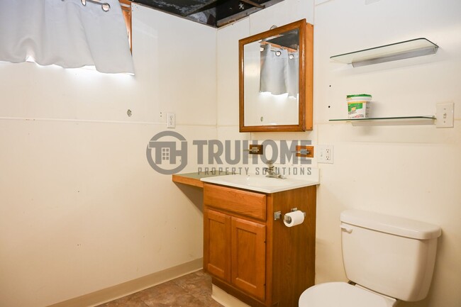 Building Photo - Large 3 Bedroom 2 Bath House w/Fenced in Yard and 2 Stall Garage!