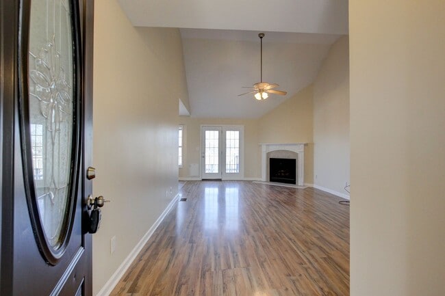 Building Photo - 3 bed 2 bath in the heart of St. B.  Fresh Paint.  Clean and Ready for You.