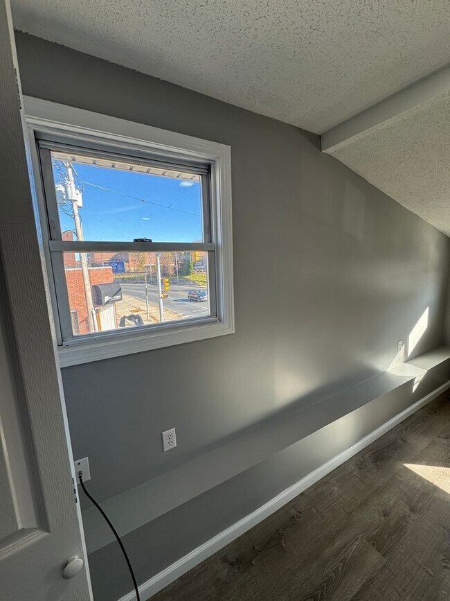 Building Photo - 1036 Chicopee St