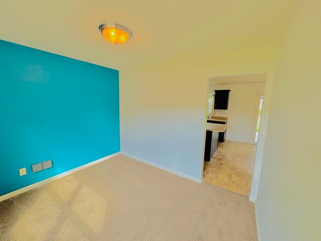 Building Photo - 2102 Oakwood Dr