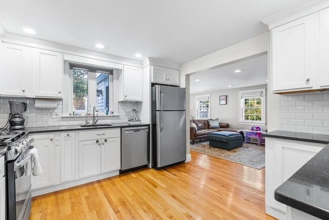 Building Photo - 142 Franklin St