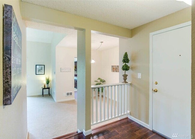 Entry - 4647 W Lake Sammamish Pkwy SE