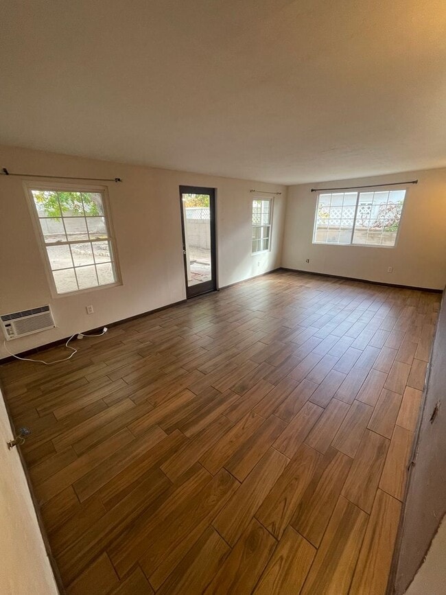 Building Photo - Beautifully Updated 3 Bedroom/2 Bathroom H...