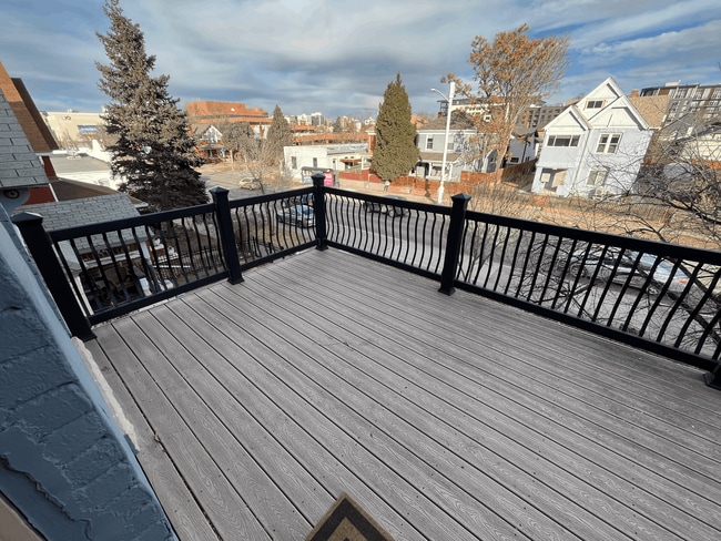 Building Photo - $1000 Move in Special - Beautiful 2 bed 1 bath in unit W/D, renovated kitchen, walkability!