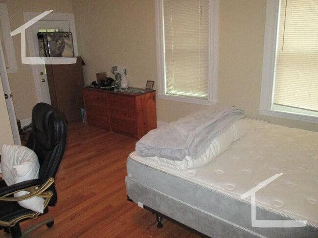 Building Photo - Nicely renovated 3 bed unit with in-unit laundry.