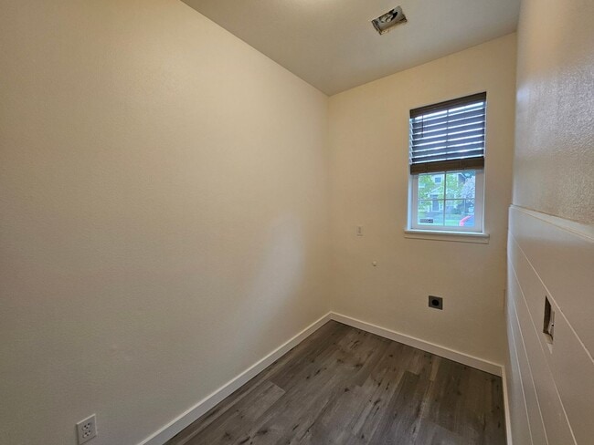 Building Photo - Modern 3 Bedroom, 2.5 Bath Home in Hillsboro with Granite Countertops and 2 Car Garage!