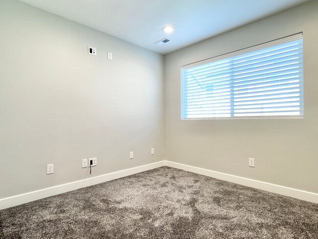 Building Photo - HOLIDAY MOVE IN SPECIAL!