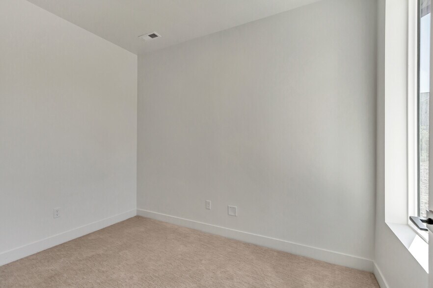Building Photo - 5913 Wasatch Dr