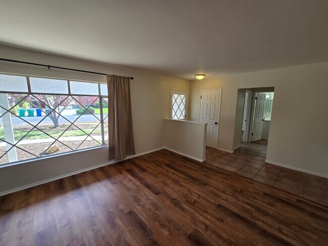 Building Photo - 449 Thumbelina Dr