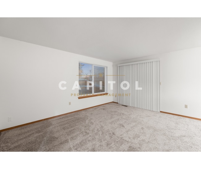 Building Photo - 1404 5th Ave SW