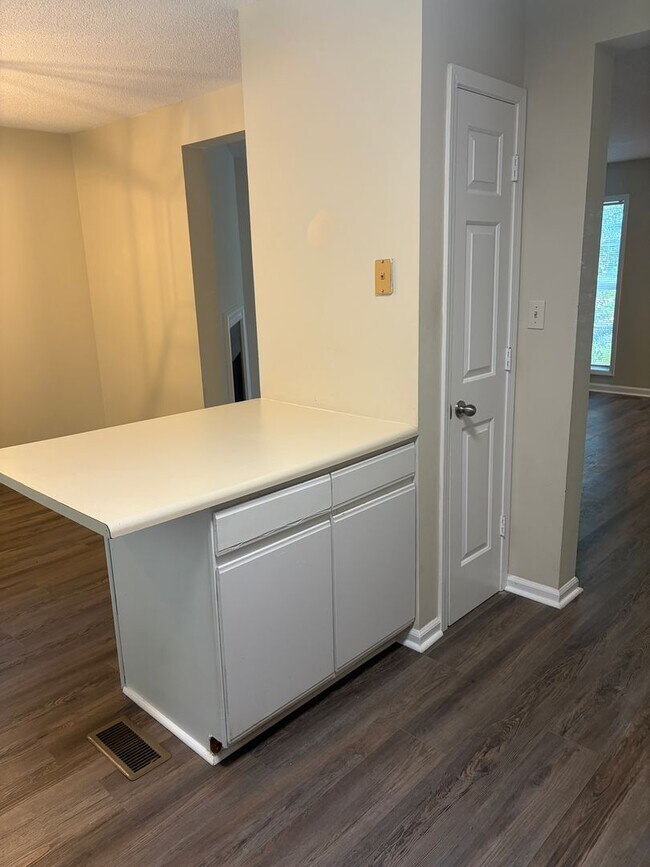 Building Photo - Stepless Townhome