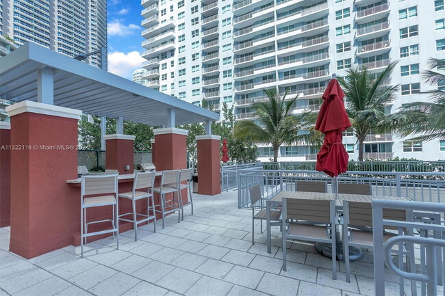 Building Photo - 1155 Brickell Bay Dr