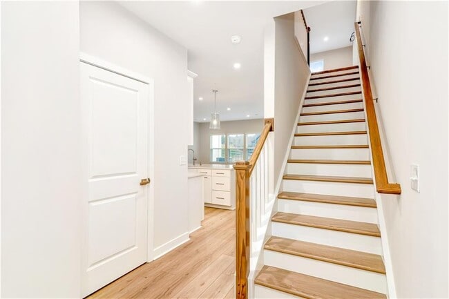 Building Photo - 555 Thatch Ter