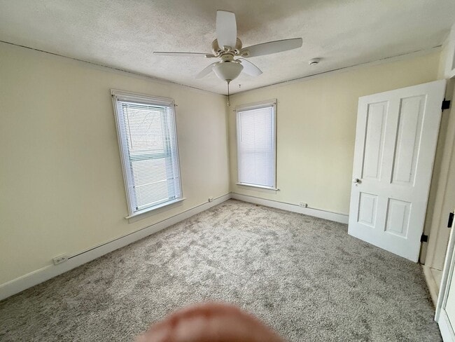 Building Photo - Large 4 BR house in Heyworth