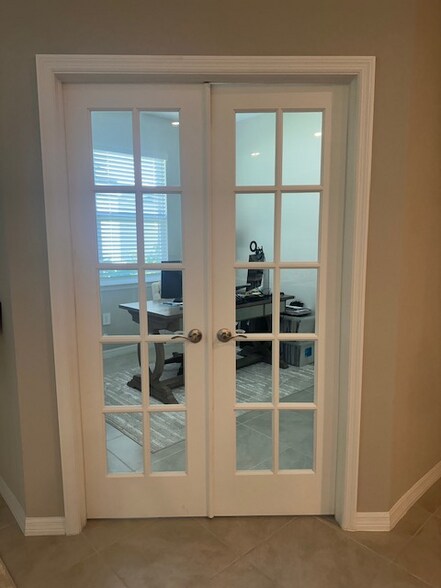 Building Photo - 1126 S Town and River Dr