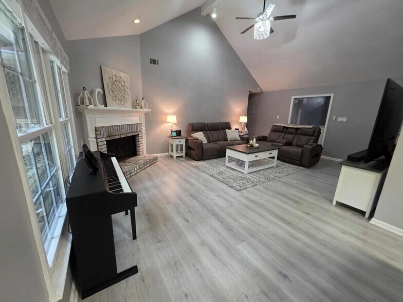 Building Photo - 1211 Fern Hollow Dr