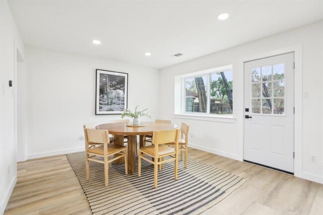 Building Photo - 2104 Malvern Hill Dr